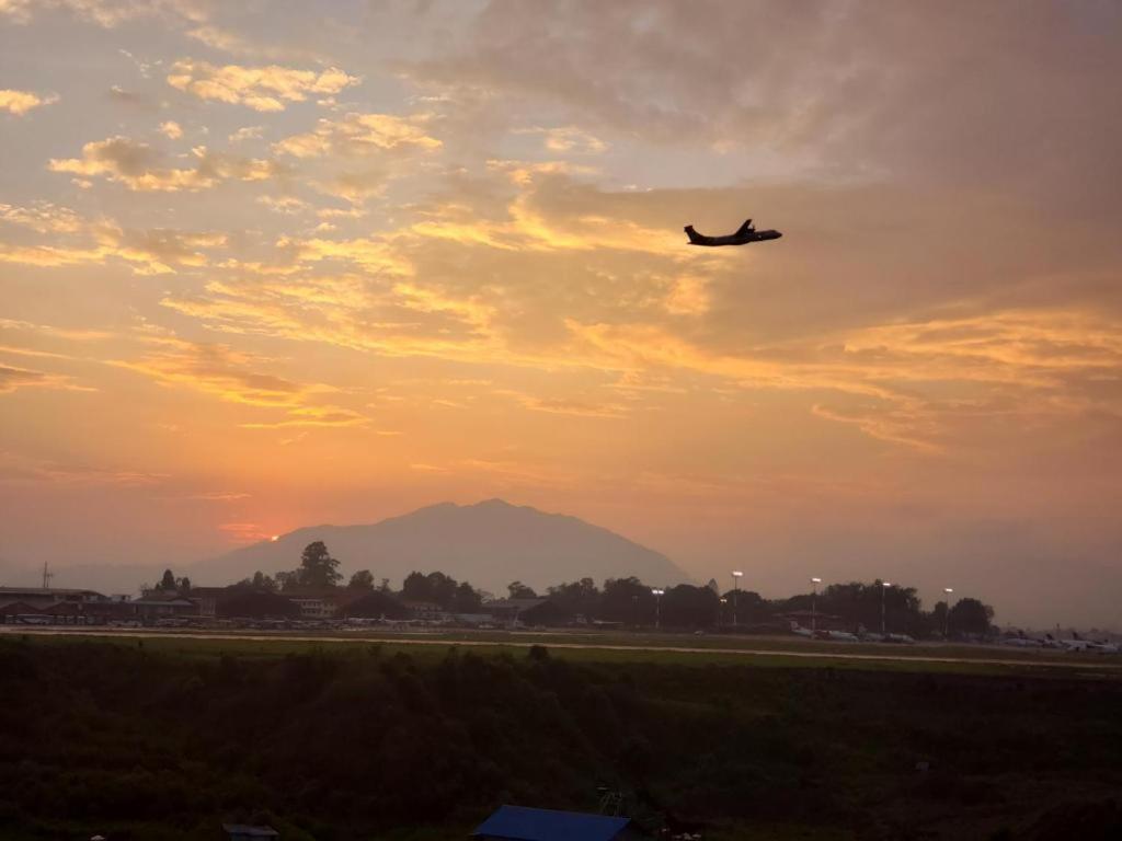 Kathmandu Airport View Hotel And Lodge Bagian luar foto